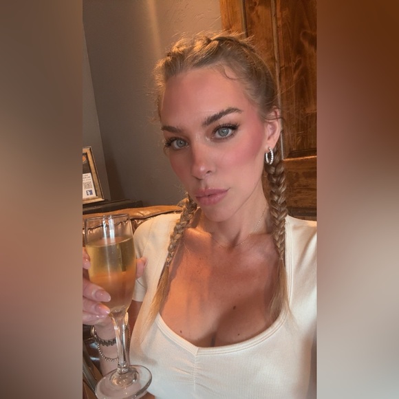 Meet your Posher, Mandi - Picture 1 of 1